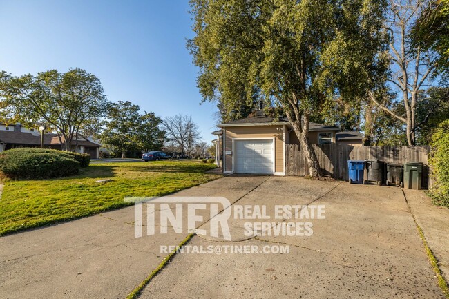 Building Photo - Charming Del Paso Manor Home