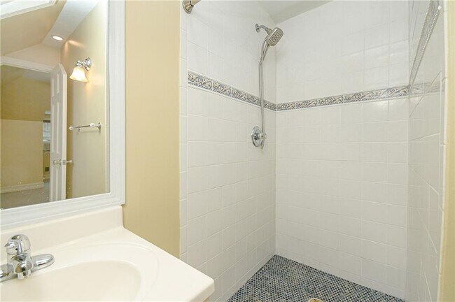 Building Photo - 327 4th St NE