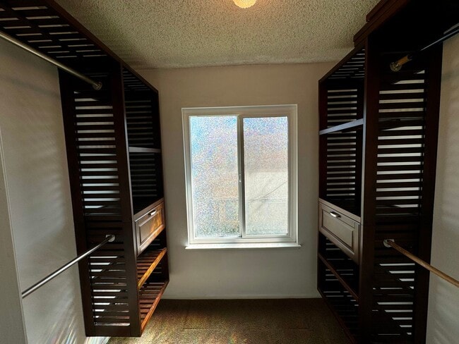 Building Photo - Beautifully Remodeled Home with Private Patio in Ontario