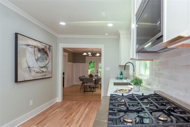 Building Photo - 2908 N Hills Dr NE