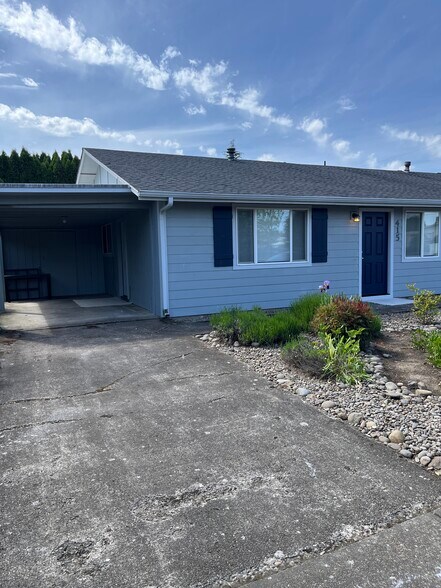 Building Photo - 415 SE Lacreole Dr