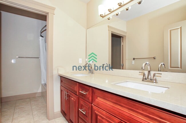 Building Photo - 4 BED & 2.5 BATH TOWNHOUSE FOR RENT