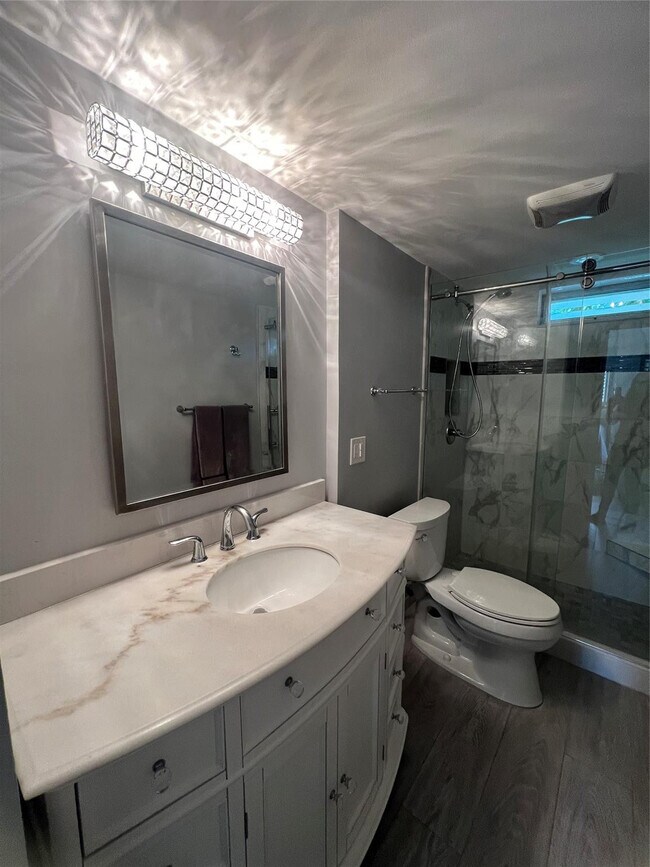 Building Photo - 2615 NE 3rd Ct