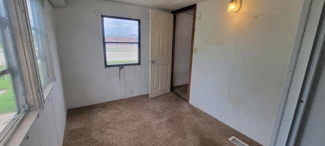 Building Photo - 112 E Cherry St