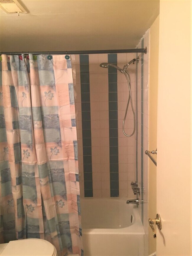 Building Photo - Amazing 1-Bedroom Condo at Bentley Square ...