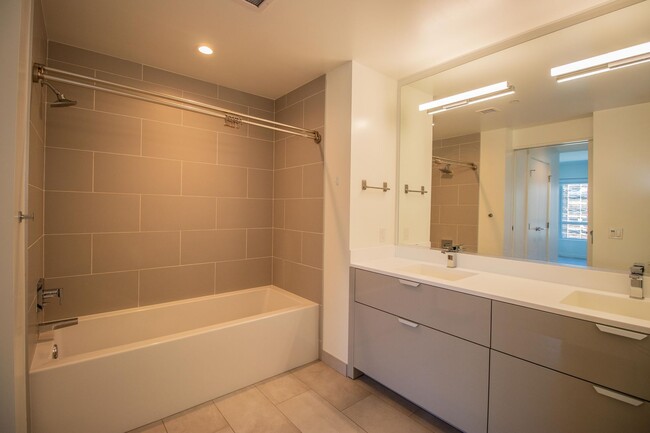 Building Photo - Modern & Spacious 2br/2ba In Mission Bay w...