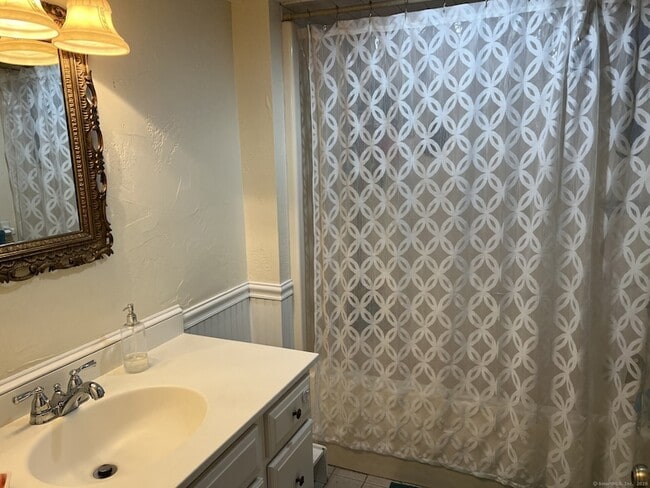 Building Photo - 566 W Main St