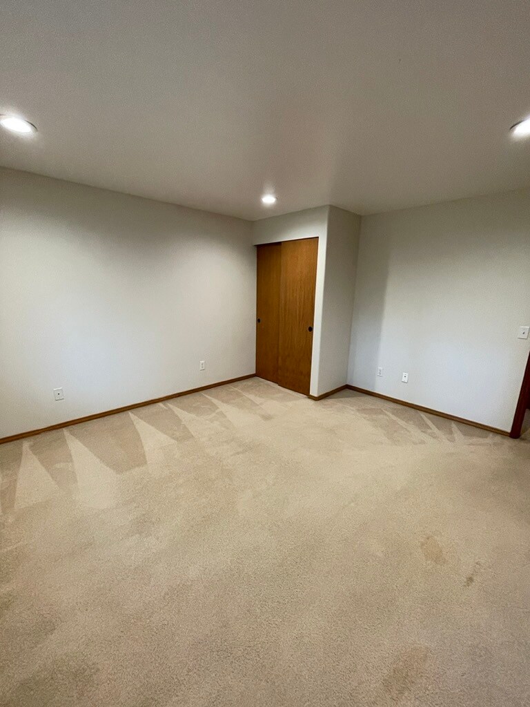 Master Bedroom - 3921 Magrath Rd
