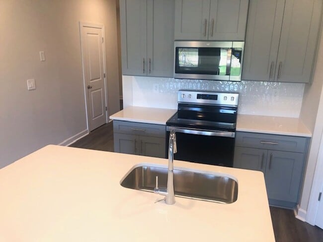 Building Photo - Newer Townhome with 1 Car Garage in Braemar Village! COMING SOON!