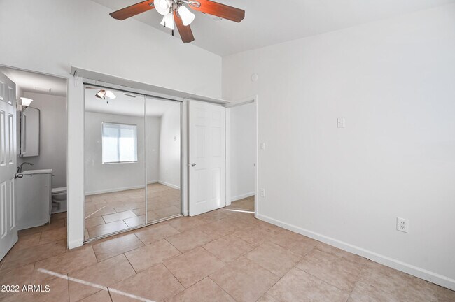 Building Photo - 1860 W Glenrosa Ave