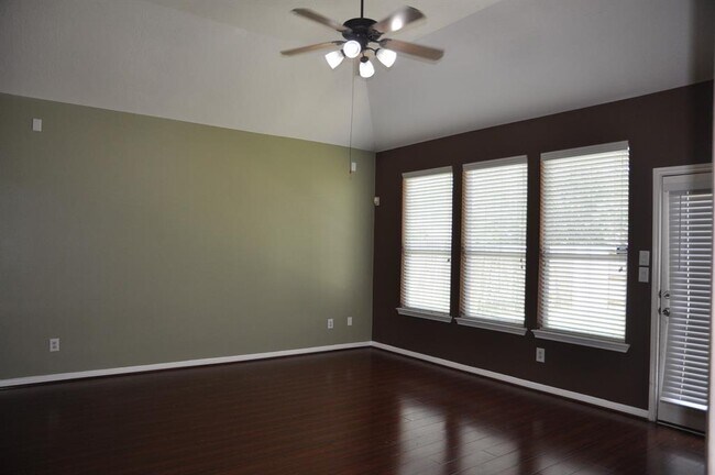 Building Photo - 2222 Drake Falls Dr