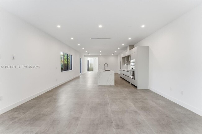 Building Photo - 2840 SW 32nd Ct