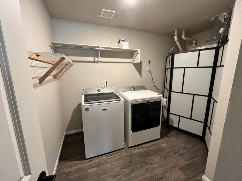 Laundry and utility room - 4541 N Quemoy St