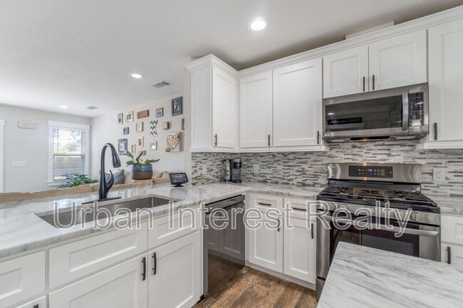 Building Photo - 708 Marcia Cir