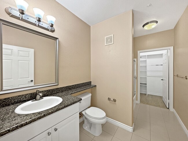 Building Photo - Stunning 2BD/2BA Condo in La Jolla W/ W/D,...