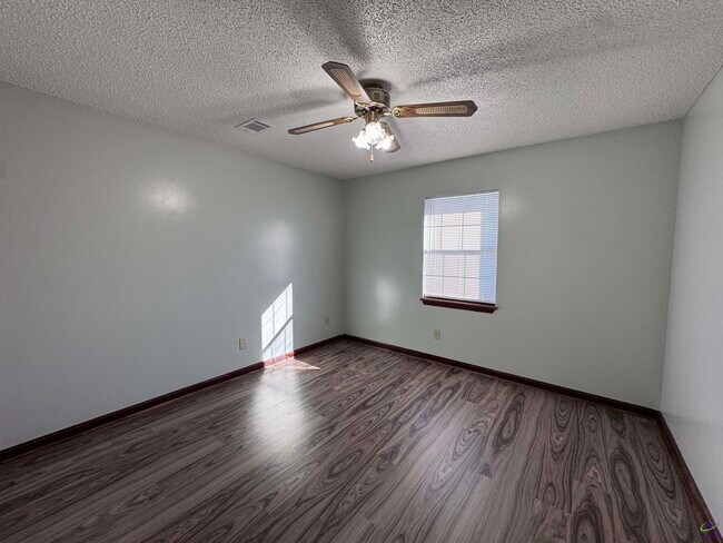 Building Photo - 111 Rainbow Ave