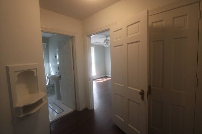 Building Photo - For Lease - 3 Bed, 1.5 Bath, 1600sqft, Sin...