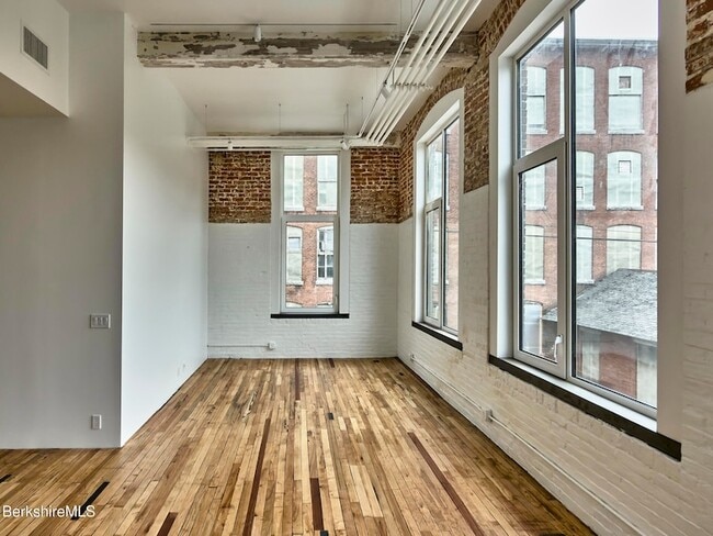 Building Photo - 520 State Rd