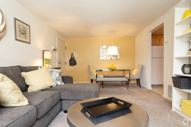 2BR, 1BA - 643 SF - Northbrooke Township