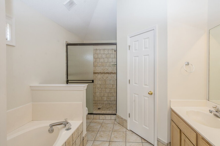 Building Photo - 8562 Shingle Oaks Dr