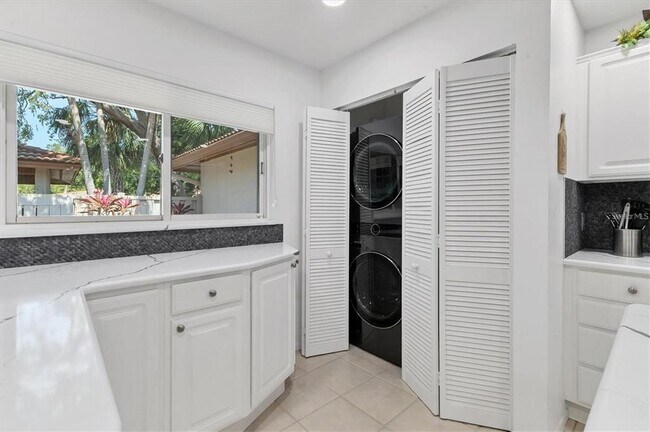 Building Photo - 6304 Pelican Dr