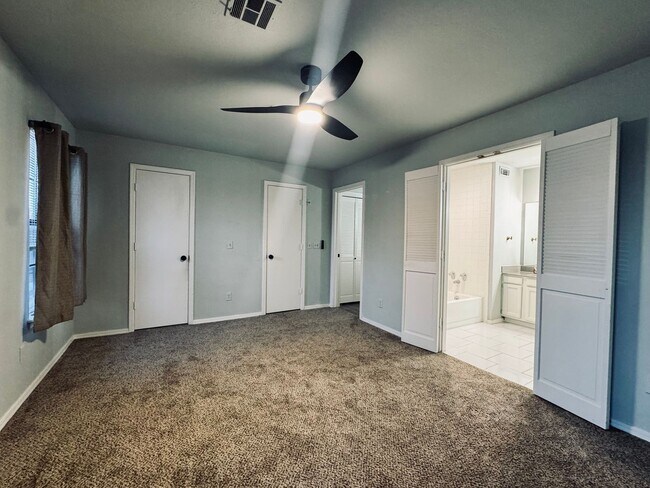 Building Photo - Beautifully Updated 2BR/2BA Condo in Gated Community – Modern Finishes & Pool Access