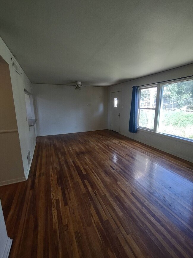 Building Photo - Duplex in near Aspen Elementary