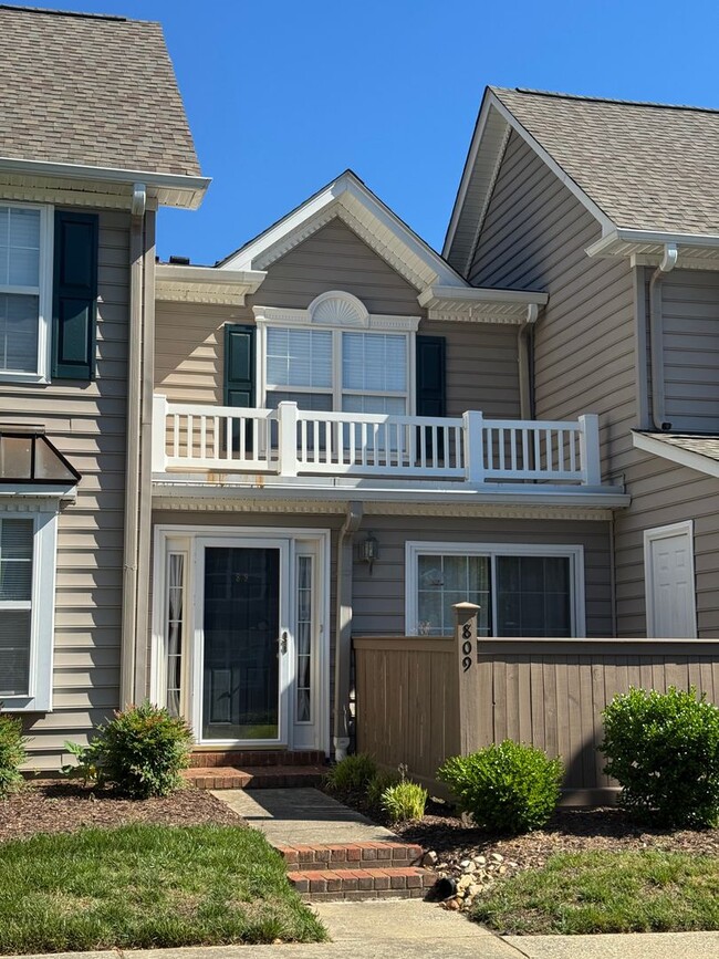 Building Photo - 2 Bedroom 2 Bath Townhouse in Williamsburg