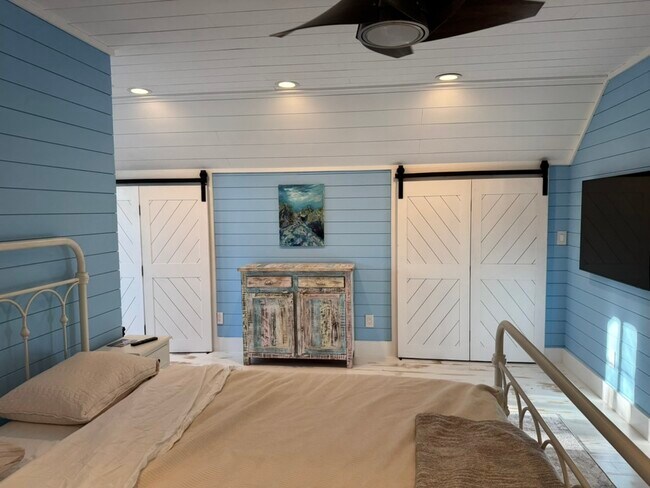 Building Photo - 2732 Weeks Ave