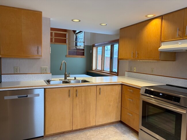 Building Photo - 6526 Bettys Ln