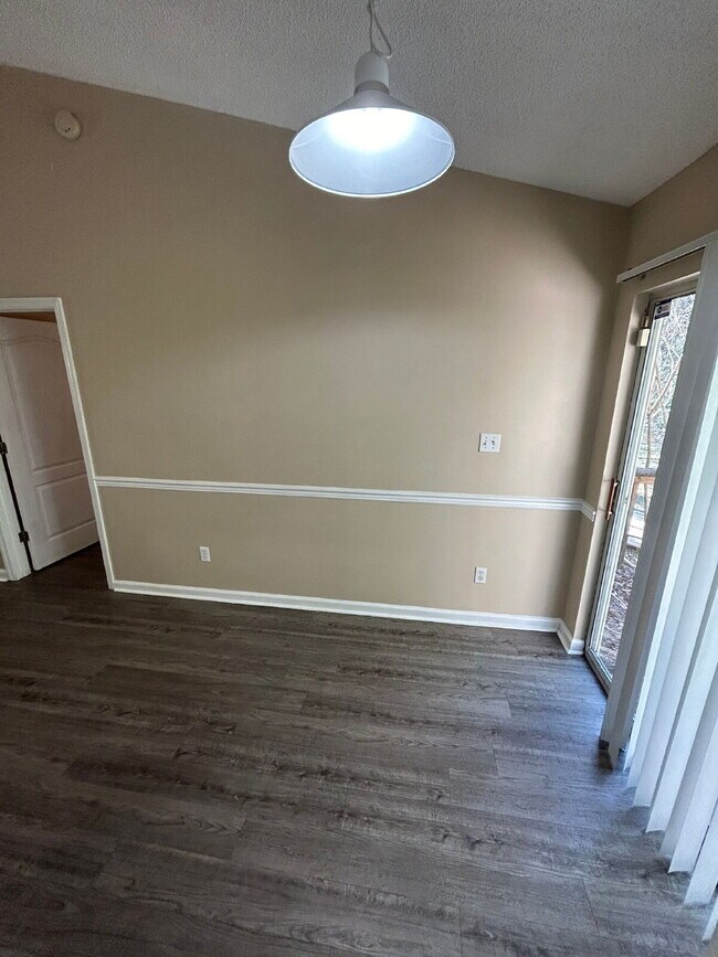 Building Photo - 2 bed/2 bath with new paint and flooring! Pets are welcome! New Back Porch!