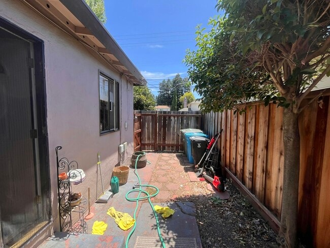 Building Photo - 1134 Redwood Ave