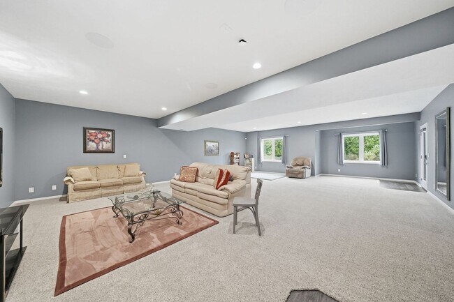 Building Photo - Awesome 4 Bedroom LIKE NEW!