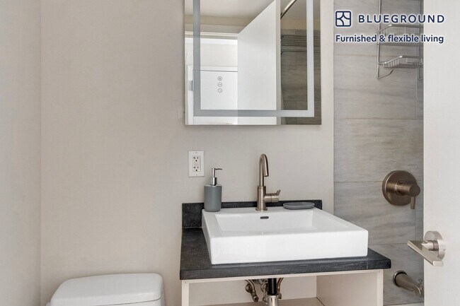 Building Photo - 515 W 47th St