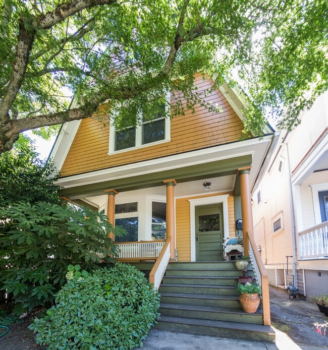 Building Photo - Furnished & Stylish 3 bedroom 1.5 bath home in bustling NW Portland  Available from March 15th- J...