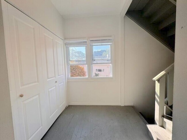 Building Photo - 3834 N Hermitage Ave