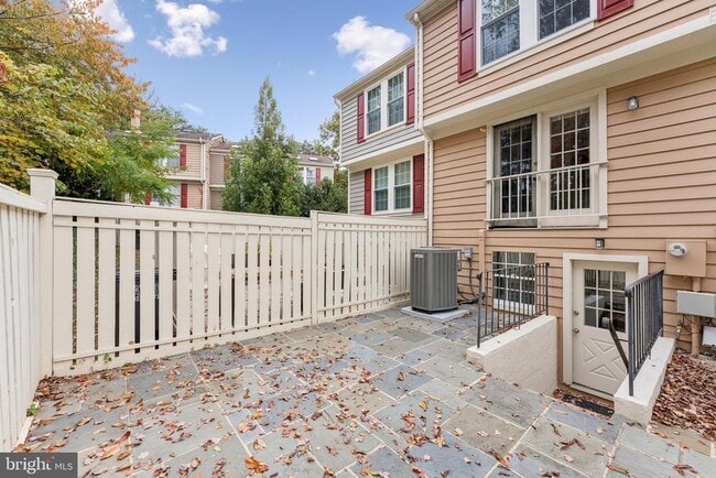 Building Photo - 1581 Woodcrest Dr