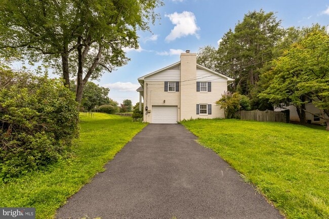 Building Photo - 6203 Hardy Dr