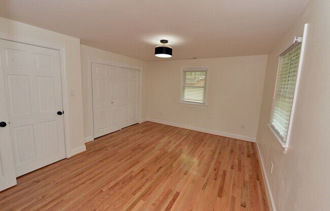 Building Photo - 817 Englewood Dr