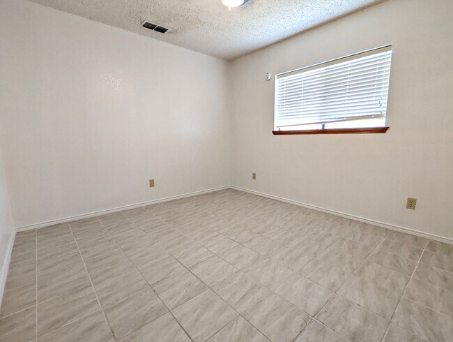 Building Photo - 2913 Lakewood Ct