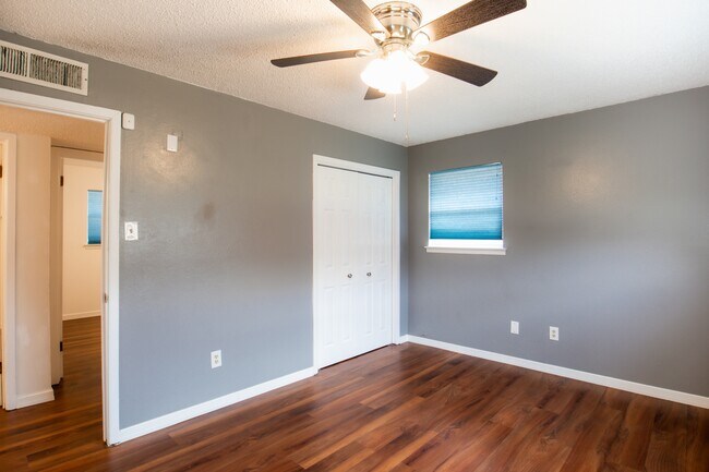 Building Photo - 1633 Stull Dr