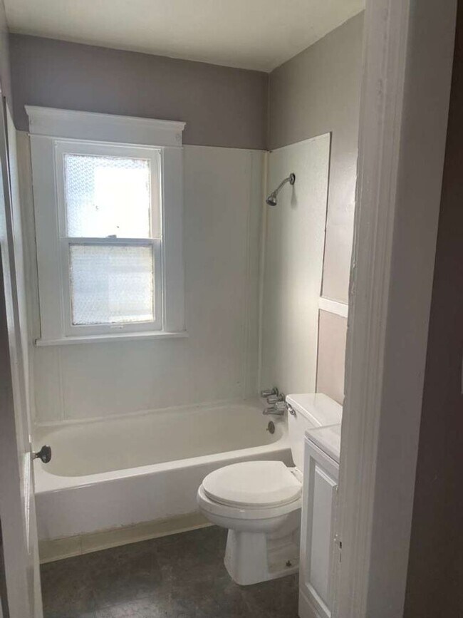 Building Photo - 10012 Manor Ave