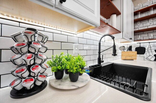 Building Photo - 1700 Crestpoint Dr