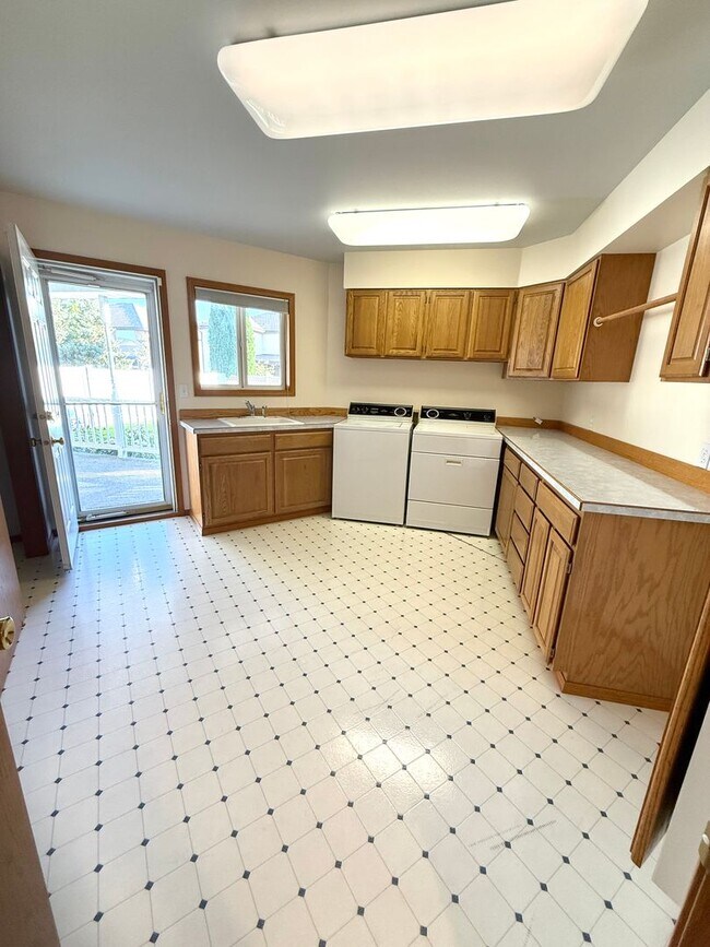 Building Photo - Cozy Home Feel, One Floor Living, Great Ba...