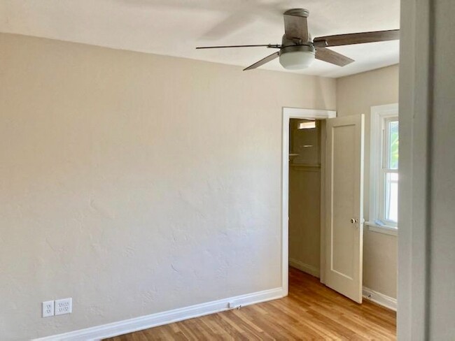 Building Photo - 2Br+ 1Br Is Garage Converted/1Ba Cozy Mode...