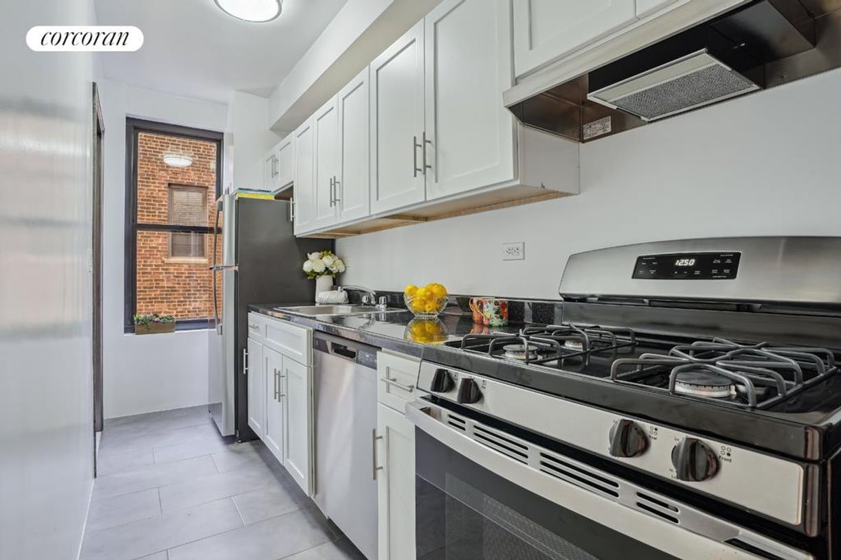 Building Photo - 200 W 16th St