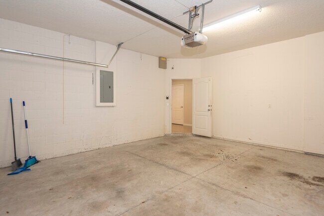 Building Photo - 253 Catriona Dr