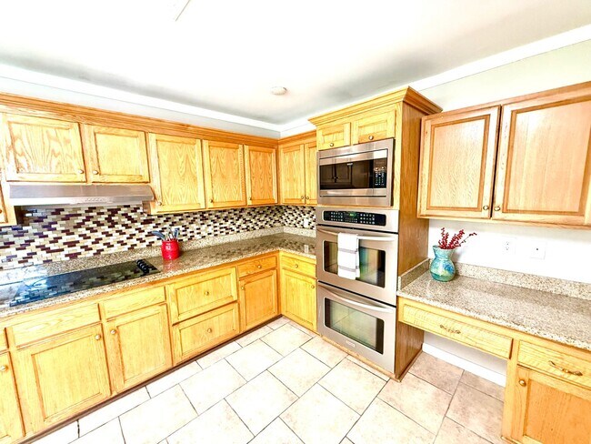 Building Photo - Stylish, Spacious & In a Prime Baton Rouge...