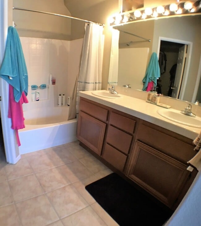 Building Photo - Air Conditioned Oceanside home!!!