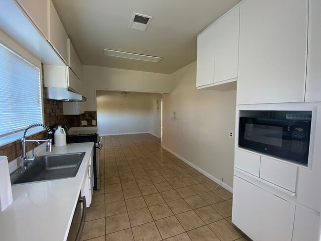 Building Photo - Large 3bd 2 ba home with a great country feel.